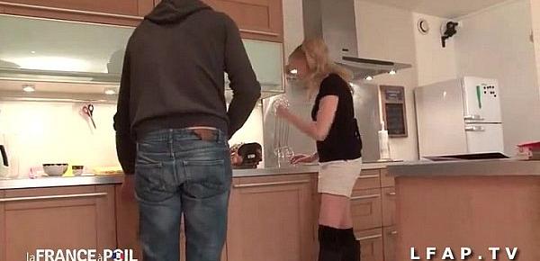  Jolie cougar francaise sodomisee par un jeune technicien dans la cuisine